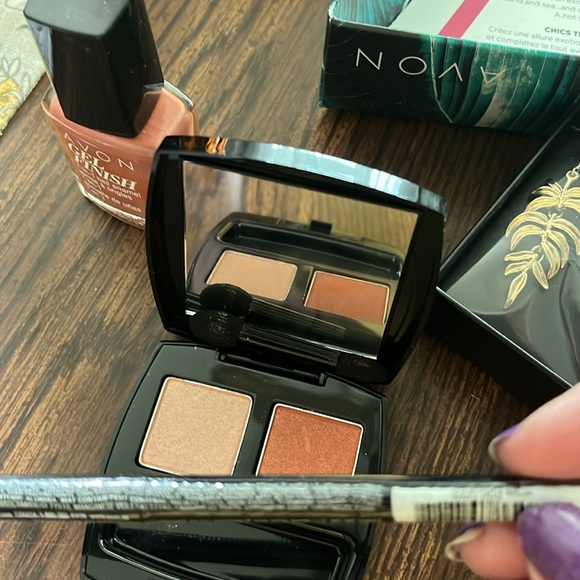 Avon Palm Chic gift box includes pierced earrings, gel nail color, eyeshadow - Picture 8 of 9